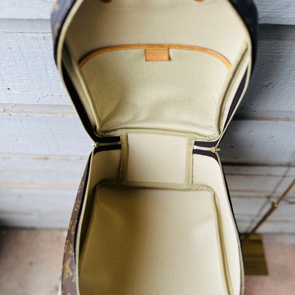 LOUIS VUITTON LV Excursion HandBag Monogram with Dustbag and COA. - Picture 16 of 17